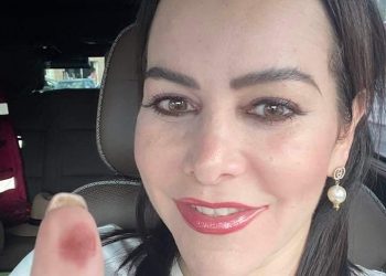 Emite su voto Carmen Lilia Canturosas