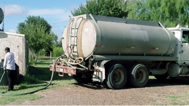 Distribuye el municipio agua potable en colonias que no cuentan con el vital líquido