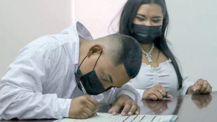 Beneficia DIF a parejas en campaña gratuita de Matrimonios Colectivos