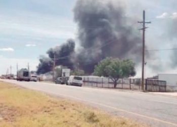 Muere trailero al estrellarse contra una bodega aduanera