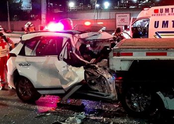 Grupo de jóvenes sobrevive a terrible accidente en Monterrey; auto quedó destrozado