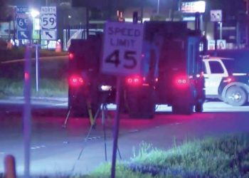 Lo atropella tráiler y logra sobrevivir