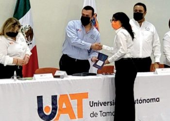 De cada 10 que inician una carrera sólo terminan 3