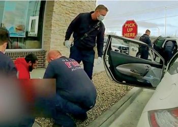 Niño dispara contra policías
