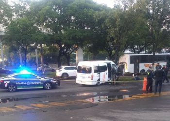 Un pasajero muerto y seis lesionados deja choque de combi en Edomex