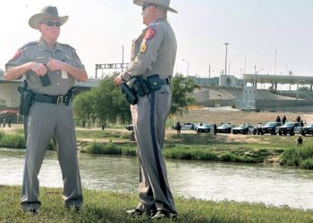 Abbot habría usado fondos Covid para Lone Star en la frontera