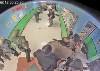 Exhiben a policías de Uvalde huyendo de tiroteo