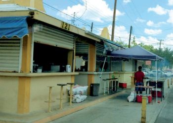 Invaden taqueros banquetas con riesgo de un accidente