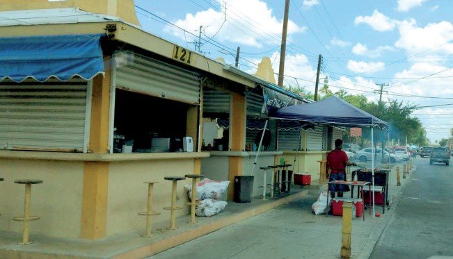 Invaden taqueros banquetas con riesgo de un accidente
