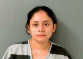 Mujer estrujó a su hijo hasta que murió