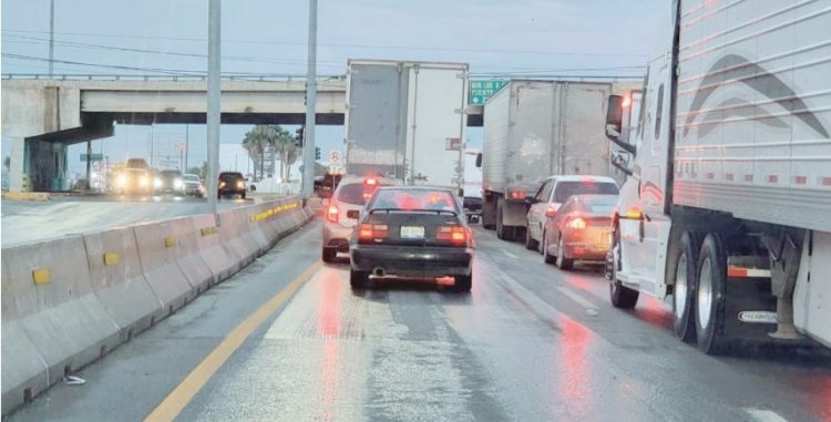 Tráfico ‘estrangula’ entrada y salida a Nuevo Laredo