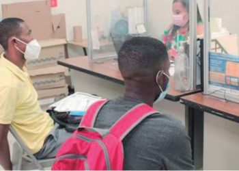 Son pocos los migrantes con un trabajo formal aquí