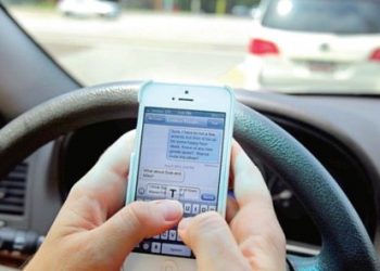 ¡Aguas! Multarán por manejar hablando o texteando