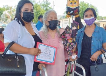 Nunca es tarde para estudiar, abuelita a sus 86 años aprendió a leer y escribir