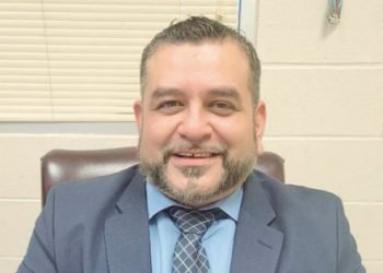 Junta escolar despide a subdirector de la escuela Farías