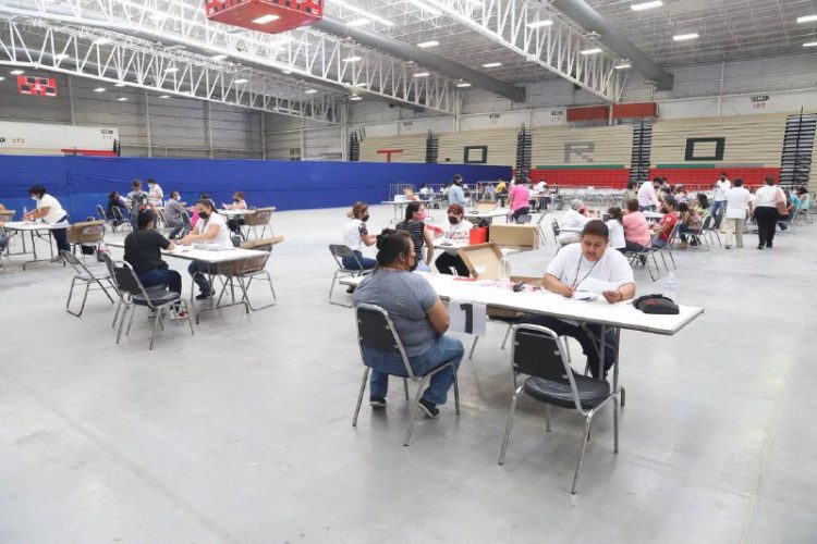 Facilitan módulo para firma de contrato bancario de becados