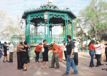 Disfrutan neolaredenses tardes de danzón