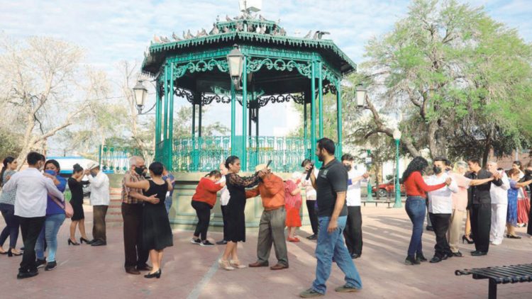 Disfrutan neolaredenses tardes de danzón