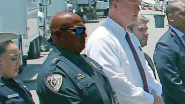 Renuncia jefe de policía de colegios de Uvalde