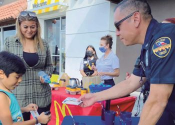 Sábado de café e interacción ciudadana con la policía