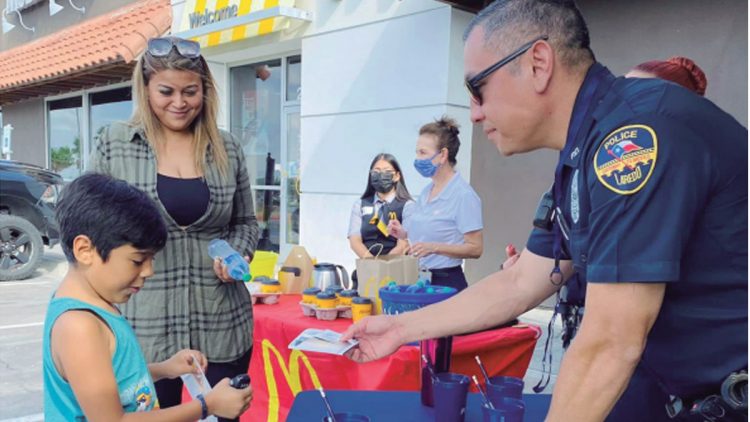 Sábado de café e interacción ciudadana con la policía