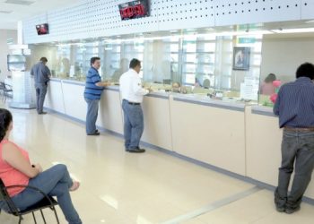 Entregan aquí placas a autos regularizados en otras partes