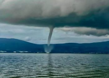 ¡Tromba marina! Captan sorprendentes imágenes de culebra de agua en el lago de Chapala, en Jalisco