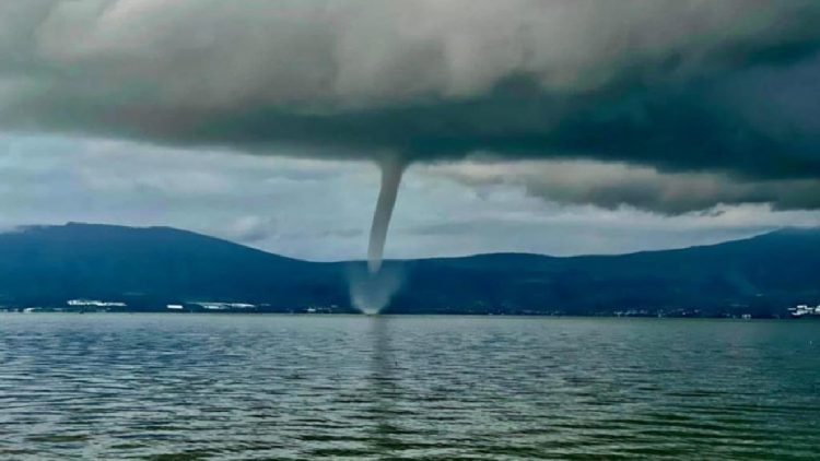¡Tromba marina! Captan sorprendentes imágenes de culebra de agua en el lago de Chapala, en Jalisco