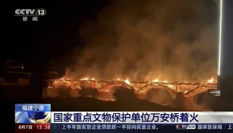 Incendio en China consume puente de 900 años de antigüedad