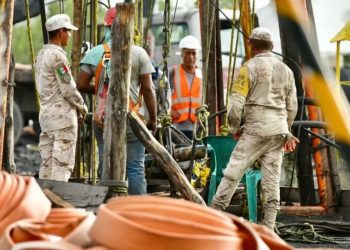 Cumplen 13 días familiares de mineros en espera de rescate