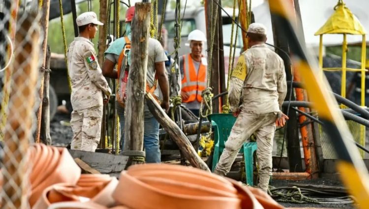 Cumplen 13 días familiares de mineros en espera de rescate