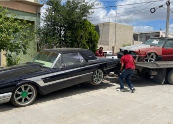 Retiran de la vía pública vehículos abandonados