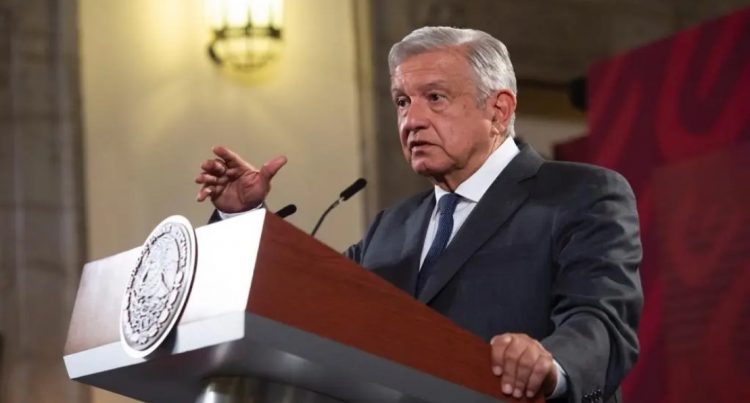 Deja AMLO para después investigación sobre colapso en mina; «no hay que perder la esperanza», dice a familiares de mineros atrapados