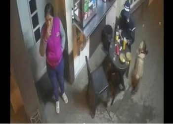 VÍDEO | Hombre golpea brutalmente a una niña de 3 años porque le pidió comida