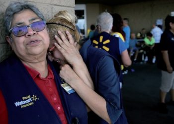 Conmemoran a víctimas de masacre en Walmart