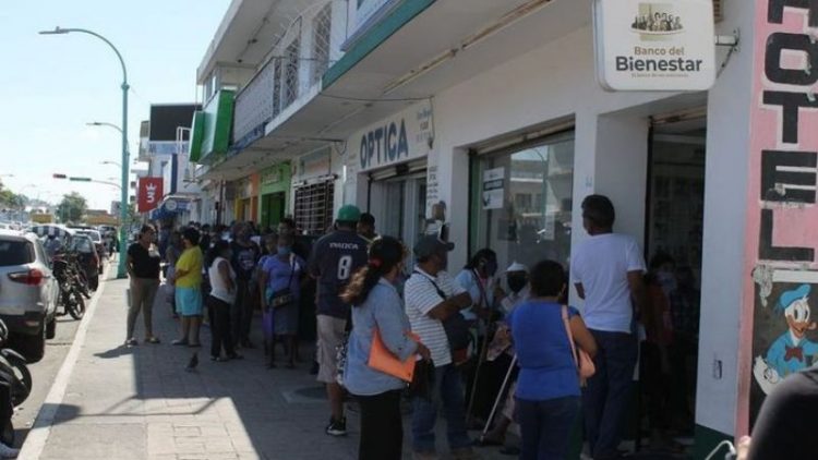 Abuelita de Mérida denuncia a banco por no permitirle cobrar su pensión del Bienestar