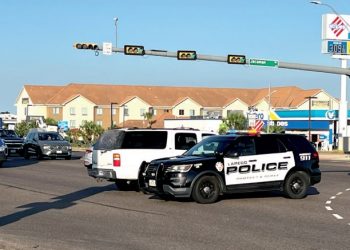 Persecución policial termina en choque de frente con 3 heridos