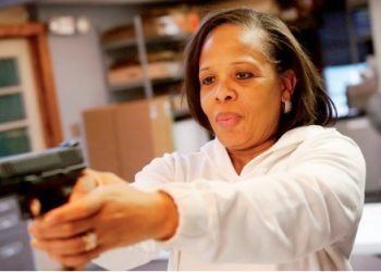 Atrae a mujeres el manejo de armas