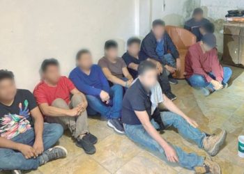 Rescatan a 14 guatemaltecos que vivían entre la inmundicia