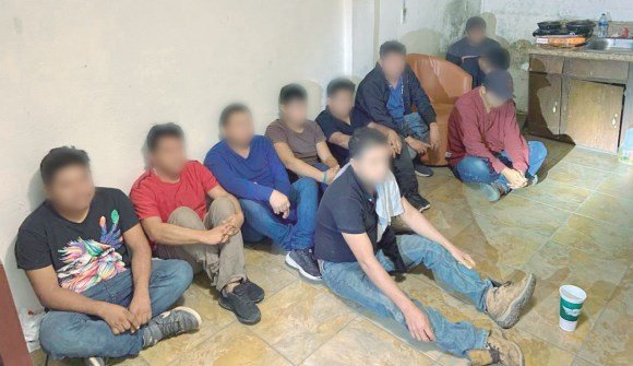 Rescatan a 14 guatemaltecos que vivían entre la inmundicia