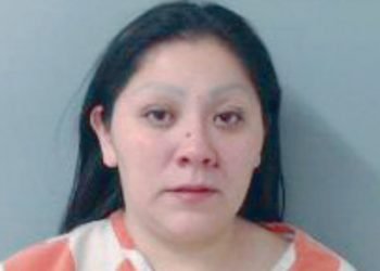 Mujer intoxicada pelea a golpes con sus hijos