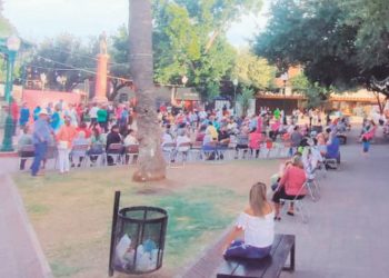 Disfrutan neolaredenses las ‘Tardes de Danzón’