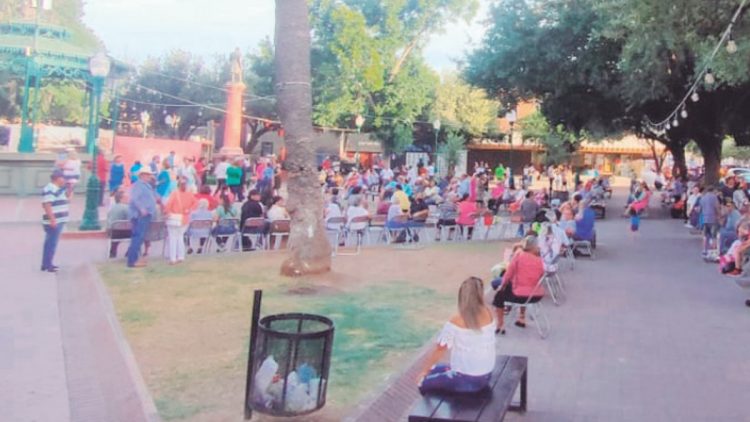 Disfrutan neolaredenses las ‘Tardes de Danzón’