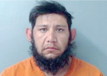 Arrastra a su novia al caer de una pick up