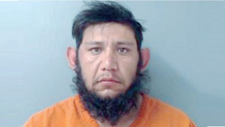 Arrastra a su novia al caer de una pick up