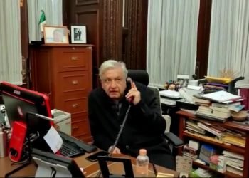 Critican ‘desastre’ en oficina de AMLO mientras reportaba sobre sismo