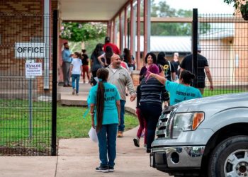 Con recelo, vuelven a clases en Uvalde
