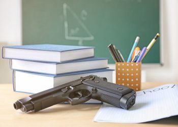 Detectan en UISD armas de juguete y navajas