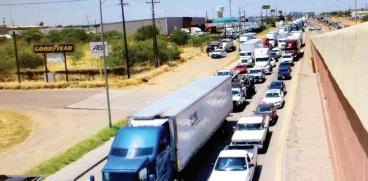 Desquicia las calles y avenidas tráfico comercial