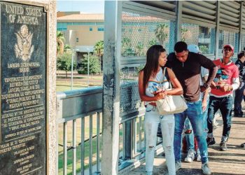 Cierran frontera de Laredo al asilo